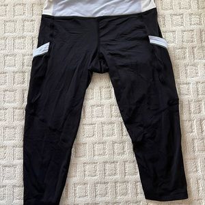 Women’s lululemon right below the knee workout pants